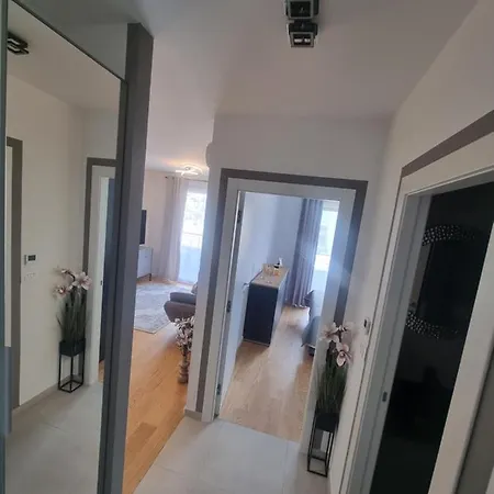 Lu Apartment Split